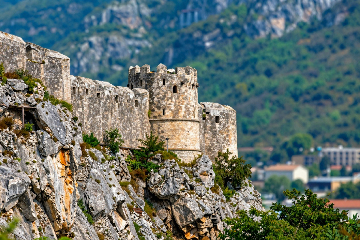 7 motivi per visitare la fortezza di Srebrenik, un gioiello storico incastonato nella roccia della Bosnia